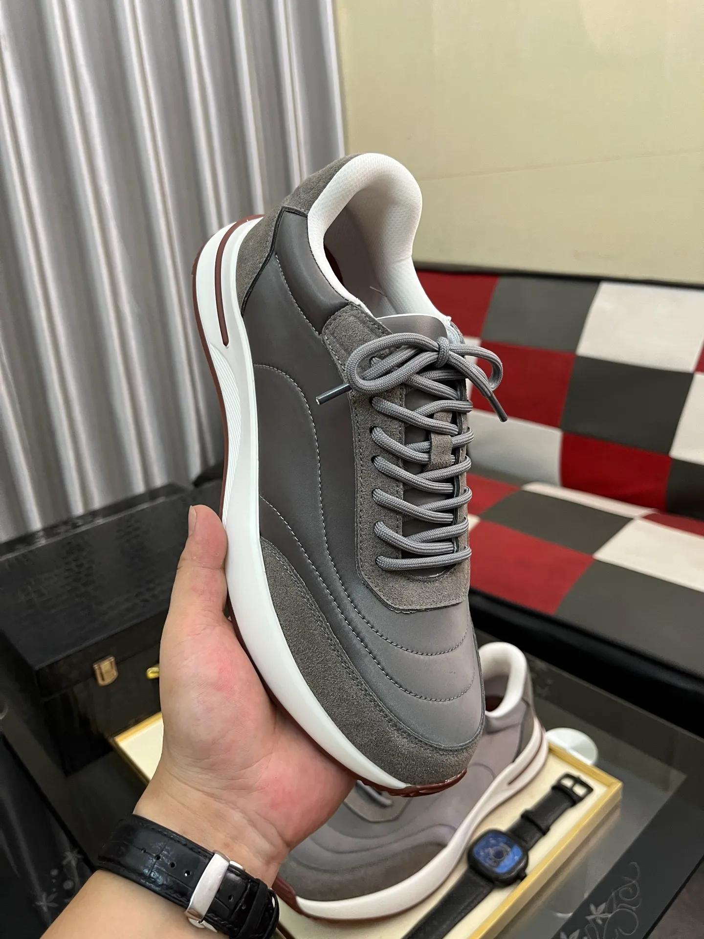 Men's shoes 💰458⌚️⌚️ Loro Pian* Loro Pian* casual shoes are made of cowhide frosted cowhide. Unique texture, simple and elegant, in line with Asian shoe lasts. Almond toe bar, apron style toe, drum-stitched upper. Same color stitching details. Slip-on style for easy on and off. Original color full cowhide lining. The insole is decorated with the 🈶️ brand logo. The original open-molded TPU raw rubber outsole. The soft rubber sole has super grip performance. Comfortable and casual style. You can create 🉑casual🉑formal urban style at will!  Code number: 38-44